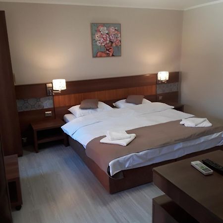 Aura'S West Accommodation Private Parking In Front Yard Bucharest Exterior photo